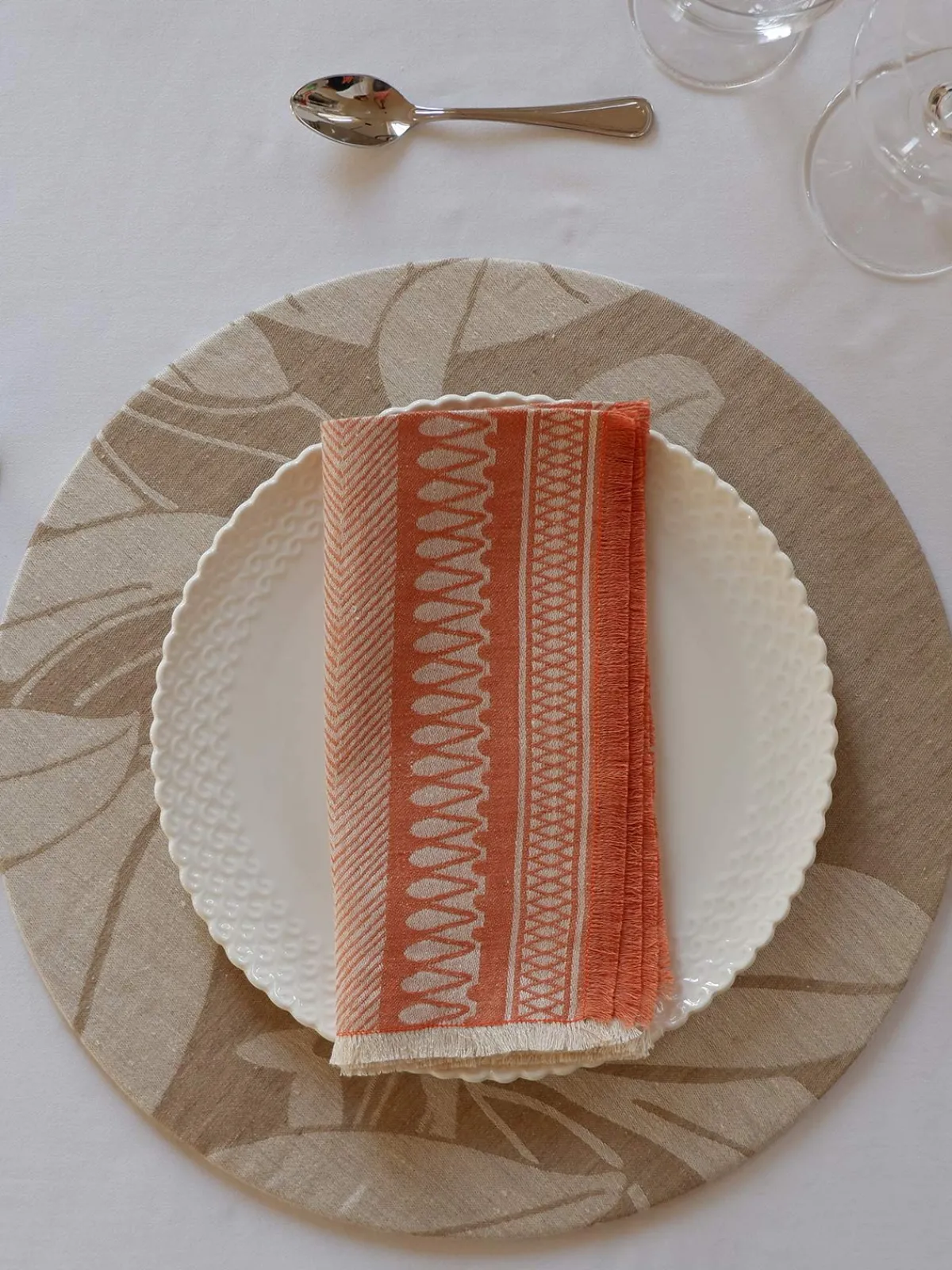 Moye Linen Damask Tutti Le Foglie Charger Plate