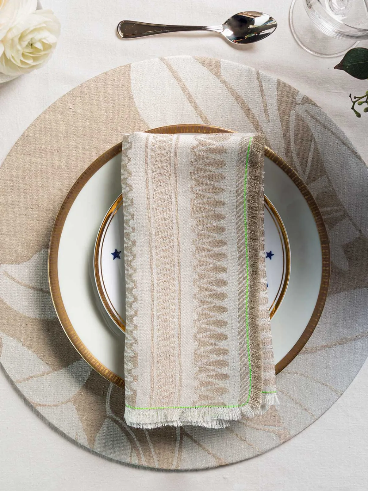Moye Linen Damask Tutti Le Foglie Charger Plate