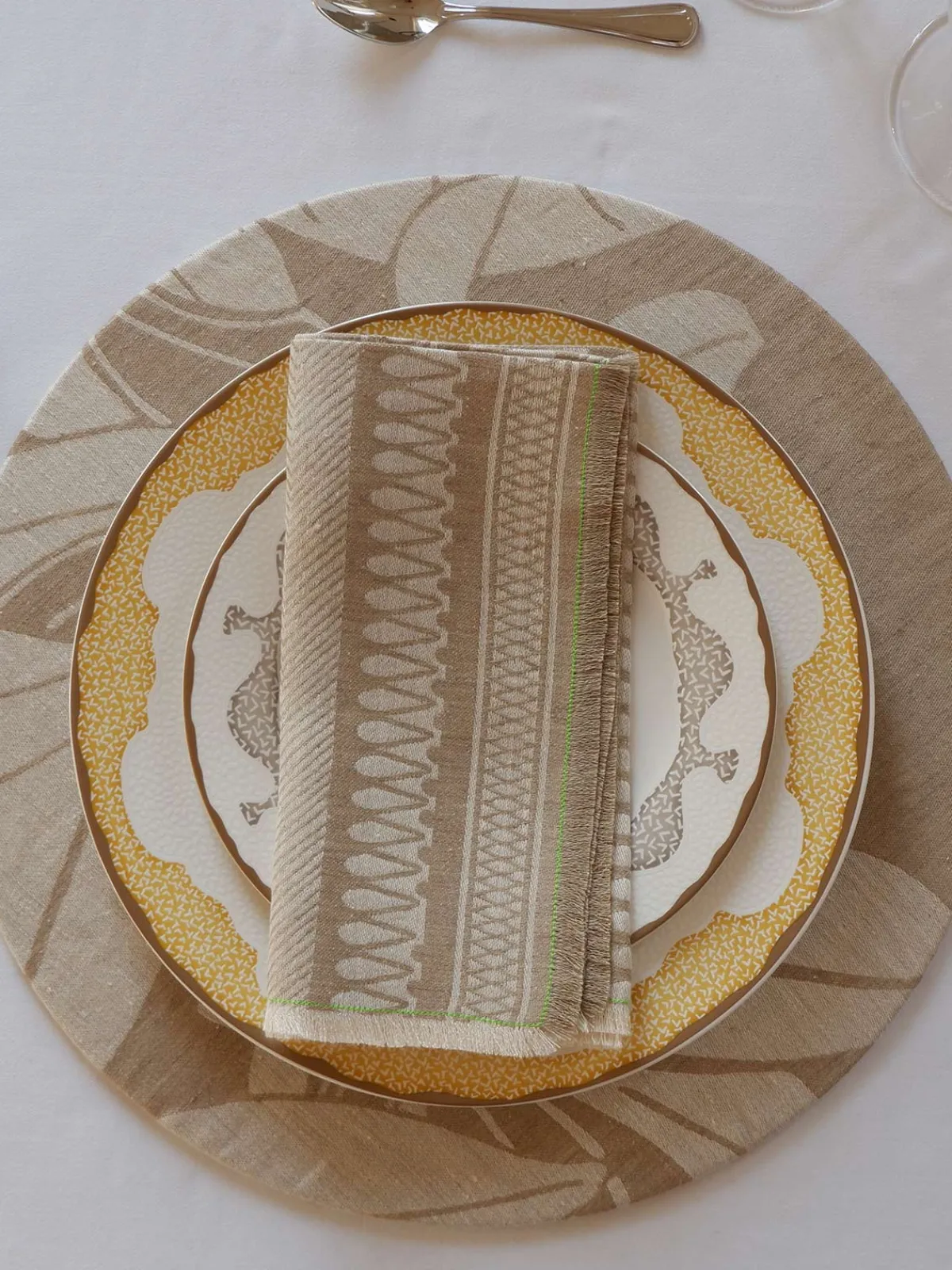Moye Linen Damask Tutti Le Foglie Charger Plate