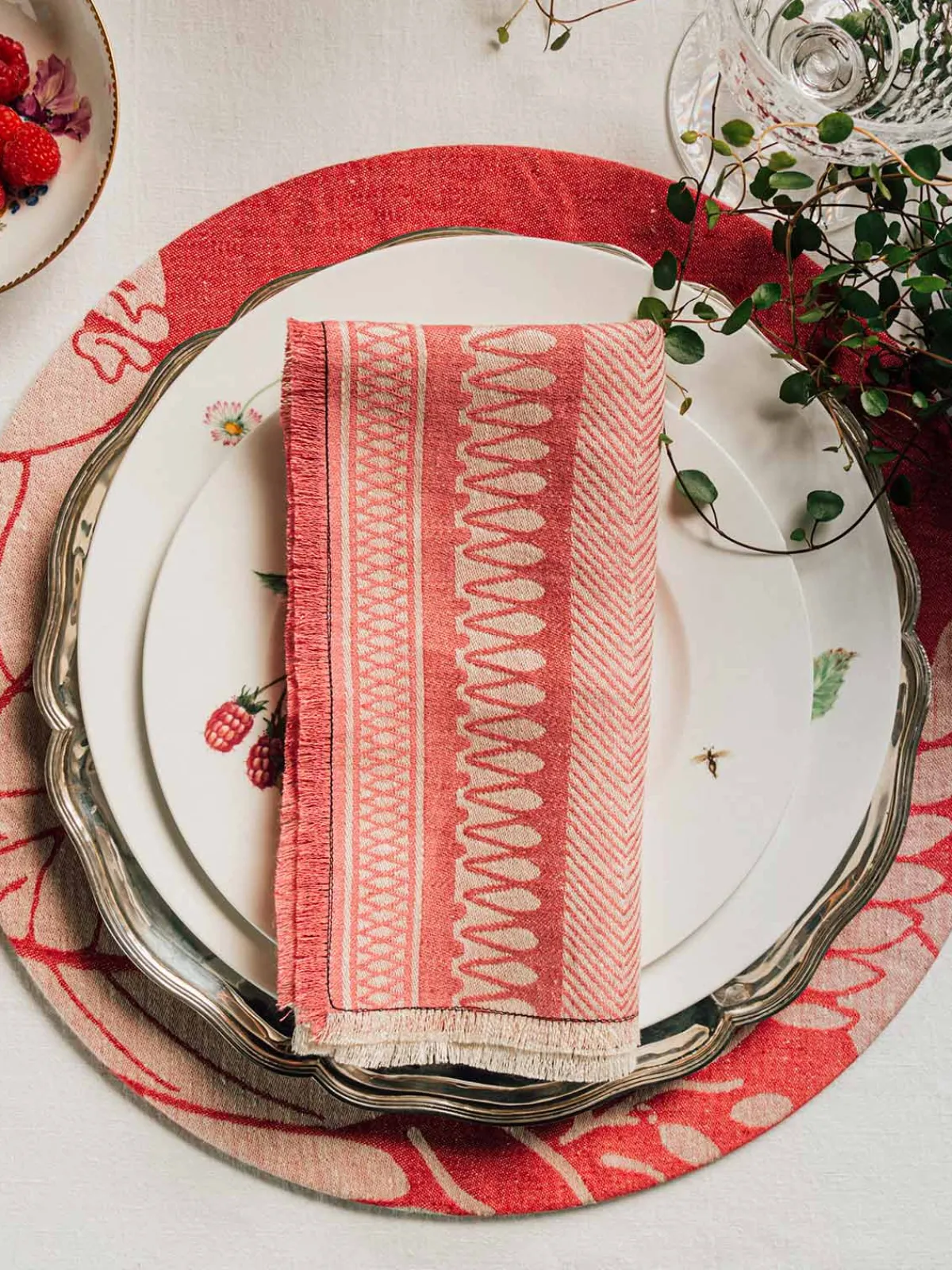 Moye Linen Damask Tutti Le Foglie Charger Plate