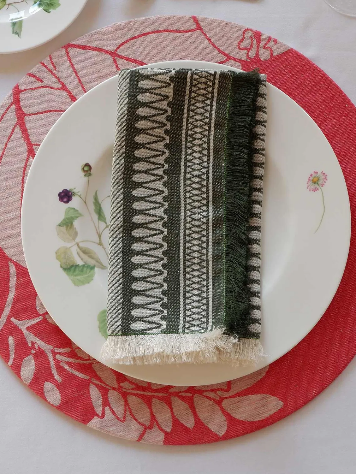 Moye Linen Damask Tutti Le Foglie Charger Plate