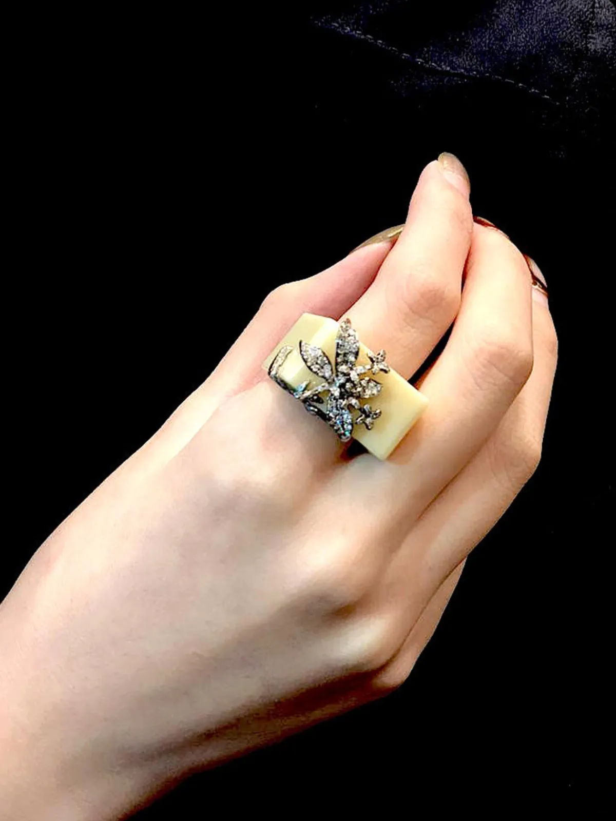 Yewn "BaDaShaRen" Literati Lilac Ceramic Ring