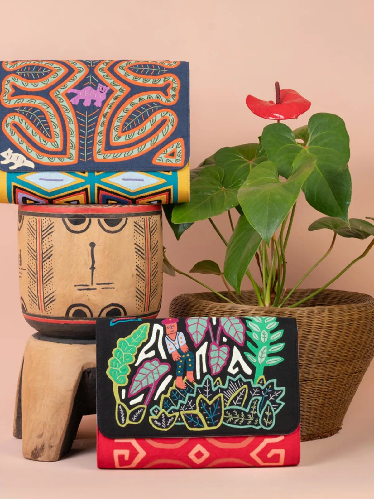 Mola Sasa Sabbigamal Kuna Clutch